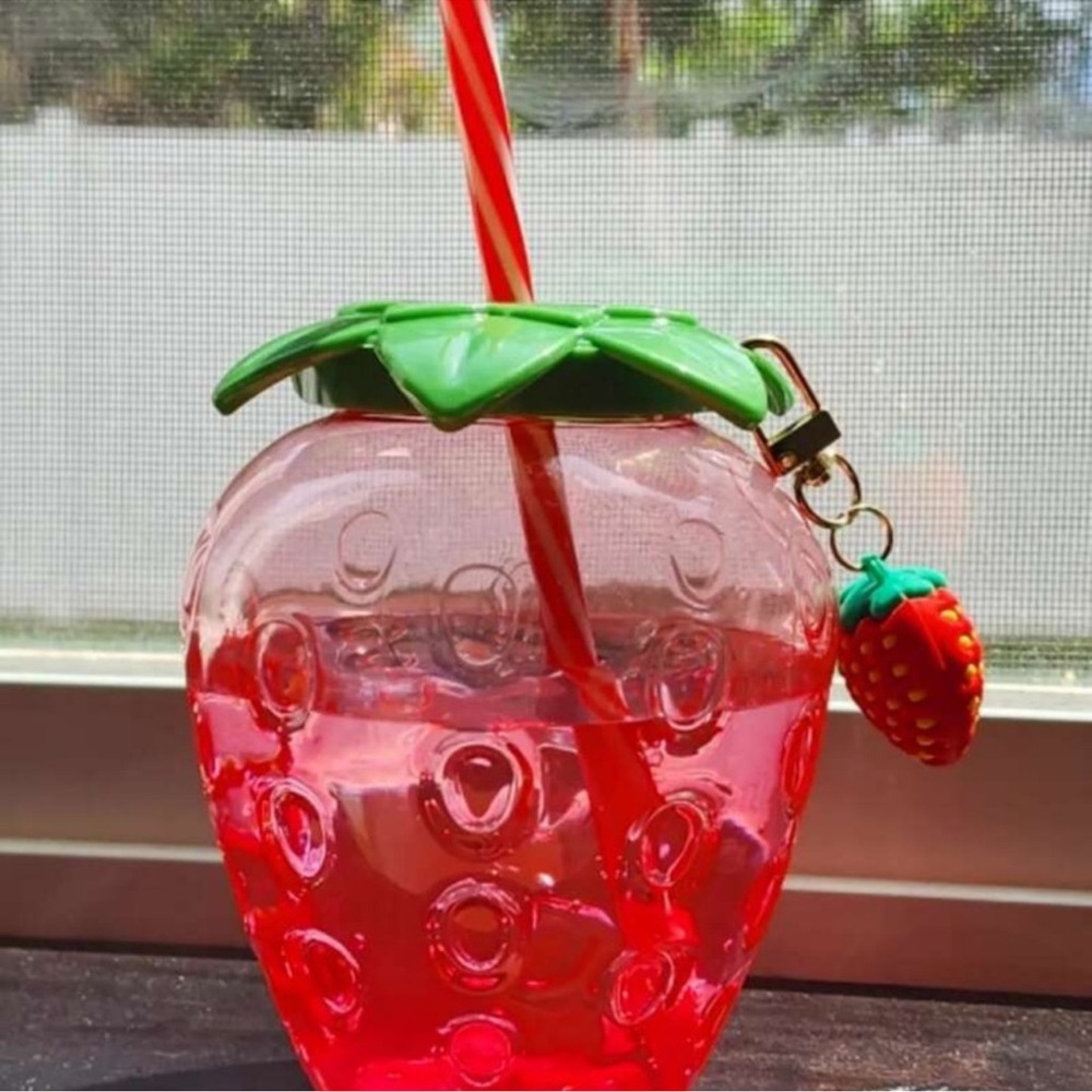 New Red Clear Plastic Strawberry Design Drinking
Tumbler With Straw & Key Chain - Picture 1 of 14